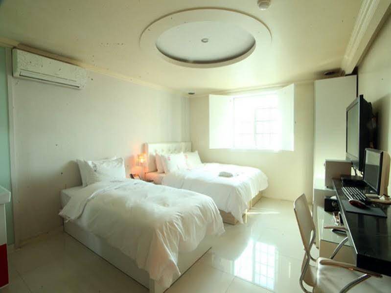 Merdi Hotel Suwon Buitenkant foto